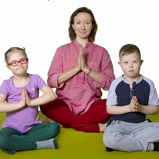 В прямом эфире говорим о пользе йоги для детей с синдромом Дауна